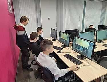 Первые шаги в цифровой разработке: школьники Сатки изучили основы Blender и блочной логики