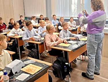 Большая инженерия начинается с картона: Мобильный Кванториум провёл мастер-классы по автомоделированию для школьников Алматы