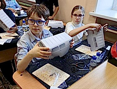 Большая инженерия начинается с картона: Мобильный Кванториум провёл мастер-классы по автомоделированию для школьников Алматы