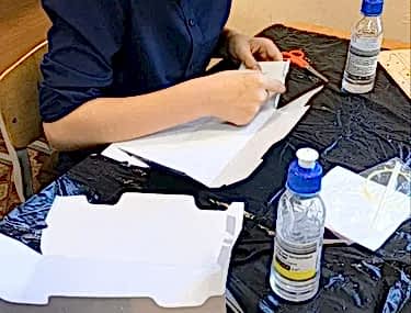 Большая инженерия начинается с картона: Мобильный Кванториум провёл мастер-классы по автомоделированию для школьников Алматы